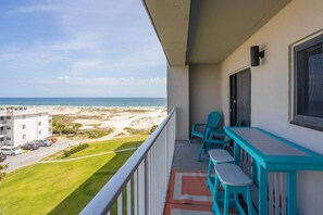 Outdoor dining - Gulf View Condo Steps from the Beach & Golf w/ Resort Pools/Tennis (Gulf Shores)