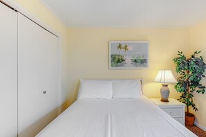 2 bedrooms, Internet, bed sheets - Air-Conditioned Condo in a Beachfront Complex w/ WiFi, Balconies & Shared Pool (Gulf Shores)