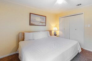 2 bedrooms, internet, bed sheets - Air-Conditioned Condo in a Beachfront Complex w/ WiFi, Balconies & Shared Pool (Gulf Shores)