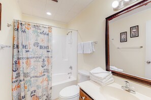 Shower, towels - Air-Conditioned Condo in a Beachfront Complex w/ WiFi, Balconies & Shared Pool (Gulf Shores)
