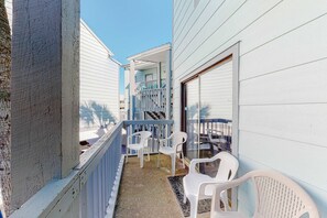 Property grounds - Air-Conditioned Condo in a Beachfront Complex w/ WiFi, Balconies & Shared Pool (Gulf Shores)