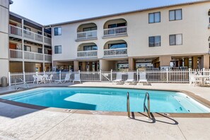 Pool - Lakeview Condo with Shared Pool - Just Steps from the Beach! (Gulf Shores)