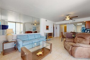 TV, offices - Beachfront condo with pool, private balcony, & washer and dryer (Gulf Shores)