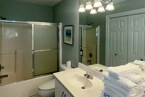 Shower, towels - Coastal duplex w multi-levels, shared pool and close to beach (Gulf Shores)