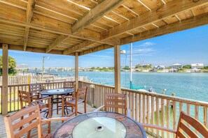 Outdoor dining - Gulf-front condo with breathtaking views, pool (Orange Beach)