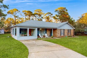 Exterior - Cozy home with sunroom, WIFI, washer & dryer, & near the beach (Gulf Shores)