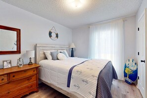 3 bedrooms, iron/ironing board, WiFi, bed sheets - Cozy home with sunroom, WIFI, washer & dryer, & near the beach (Gulf Shores)