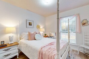 3 bedrooms, iron/ironing board, WiFi, bed sheets - Cozy home with sunroom, WIFI, washer & dryer, & near the beach (Gulf Shores)