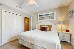 3 bedrooms, iron/ironing board, WiFi, bed sheets - Beachfront condo with shared pool, outdoor shower, and beach access (Gulf Shores)