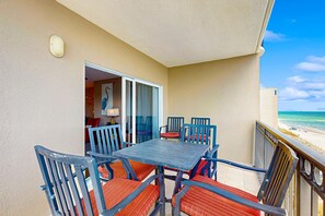 Outdoor dining - Beachfront condo with shared pool, outdoor shower, and beach access (Gulf Shores)
