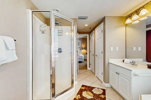 Shower, hair dryer, towels - Beachfront condo with shared pool, outdoor shower, and beach access (Gulf Shores)