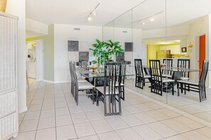 Dining - Amazing Seventh-Floor Condo in Beachfront Resort with Free WiFi, Shared Pool (Orange Beach)