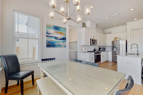 Sunny coastal getaway with shared pool, firepit, putting green & short beach walk