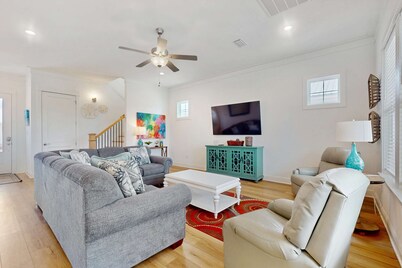 Sunny coastal getaway with shared pool, firepit, putting green & short beach walk