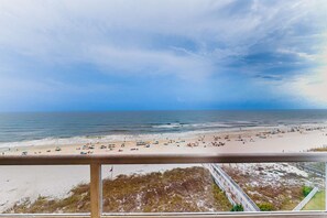 On the beach - Beachfront resort condo with shared pool, tennis court, free WiFi, central AC (Orange Beach)