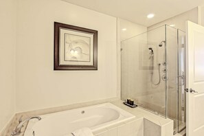 Shower, towels - Clean & spacious Canalfront condo with pool & hot tub on-site, gorgeous sunsets (Orange Beach)