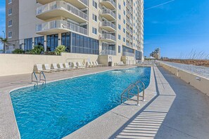 Pool - Fantastic Home Located in Beachfront Building w/Shared Pool & Hot Tub, WiFi, AC (Orange Beach)