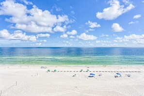 On the beach - Fantastic Home Located in Beachfront Building w/Shared Pool & Hot Tub, WiFi, AC (Orange Beach)