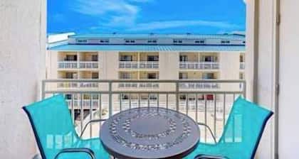 Wonderful condo in beachfront luxury resort with shared pool & tennis