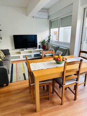 Dining - Cozy apartment with outdoor space. (Lisboa)