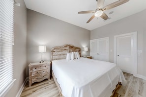 8 bedrooms, iron/ironing board, WiFi, bed sheets - Beautiful Gulf-front home with bright interior, pool, free WiFi, & central AC (Orange Beach)