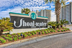 Property grounds - Fun, beachy condo in Gulf-front complex with pool & tennis court (Orange Beach)