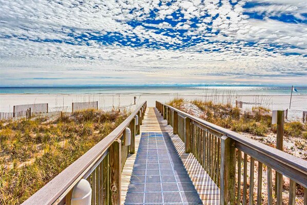 On the beach - Fun, beachy condo in Gulf-front complex with pool & tennis court (Orange Beach)