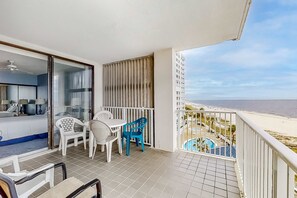 Outdoor dining - Fun, beachy condo in Gulf-front complex with pool & tennis court (Orange Beach)