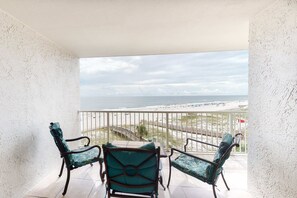 Property grounds - Fantastic home in beachfront complex with Gulf-side pool, sauna & WiFi (Orange Beach)