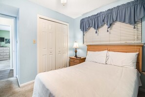 3 bedrooms, iron/ironing board, Internet, bed sheets - Ideally located home in beachfront building with WiFi, pool, sauna & tennis (Orange Beach)