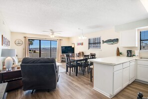 TV, offices - Ideally located home in beachfront building with WiFi, pool, sauna & tennis (Orange Beach)
