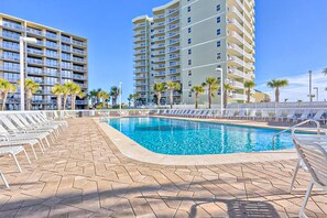 Pool - Ideally located home in beachfront building with WiFi, pool, sauna & tennis (Orange Beach)
