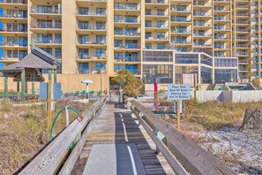 Exterior - Gulf-front condo with balcony, AC & WiFi - access to pool, hot tub, tennis & gym (Orange Beach)