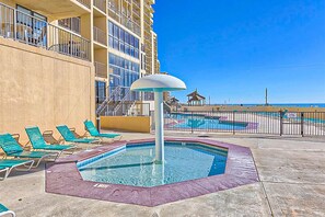 Pool - Gulf-front condo with balcony, AC & WiFi - access to pool, hot tub, tennis & gym (Orange Beach)