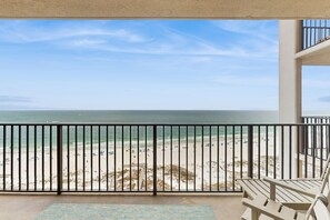On the beach - Renovated, Gulf-front condo with great beach view, pools, hot tubs, & tennis (Orange Beach)