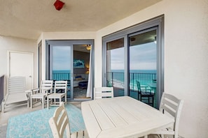 Outdoor dining - Renovated, Gulf-front condo with great beach view, pools, hot tubs, & tennis (Orange Beach)