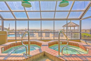 Pool - Renovated, Gulf-front condo with great beach view, pools, hot tubs, & tennis (Orange Beach)