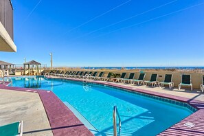 Pool - Beachfront condo with Gulf views, balcony, pool, hot tub, sauna & gym (Orange Beach)