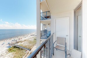 Property grounds - Beachfront condo with Gulf views, balcony, pool, hot tub, sauna & gym (Orange Beach)
