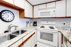 Fridge, microwave, oven, stovetop - Beachfront Condo with Gulf View, Balcony, WiFi, AC & Shared Pools (Orange Beach)