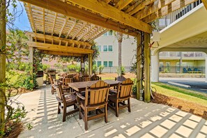 Outdoor dining - Gulf-front condo with inviting balcony, amazing views, pool & hot tub (Orange Beach)