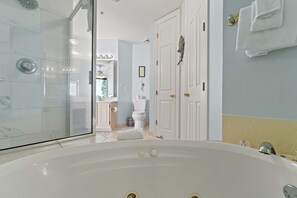 Douche, sèche-cheveux, serviettes fournies
