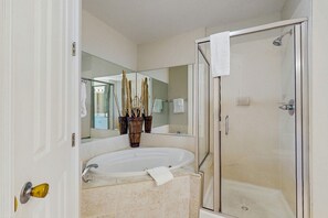Shower, towels - 4th-floor Gulf-front condo with balcony, pool, hot tub, sauna & gym (Orange Beach)