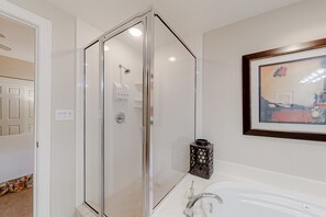 Shower, hair dryer, towels - Convenient oceanfront condo with views, balcony, pool, hot tub, A/C, & WiFi (Orange Beach)