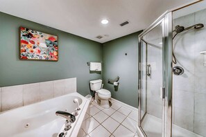 Shower, towels - Beachfront condo w/ private balcony & shared pools, gym & sauna (Orange Beach)