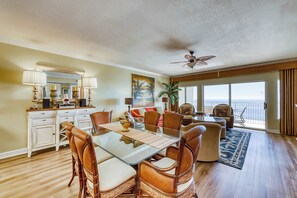 Dining - Beachfront condo w/ private balcony & shared pools, gym & sauna (Orange Beach)