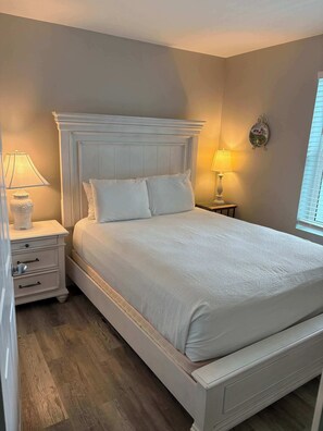 1 bedroom, iron/ironing board, Internet, bed sheets - Convenient condo w/ private balcony, beach views, shared pool & AC (Orange Beach)