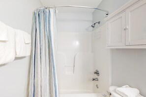 Shower, towels - Spacious condo across from the beach with Gulf/bay views & a pool (Orange Beach)