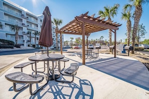 Outdoor dining - Spacious condo across from the beach with Gulf/bay views & a pool (Orange Beach)
