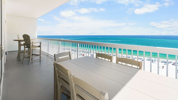 Un balcon avec vue sur la plage et l’océan.